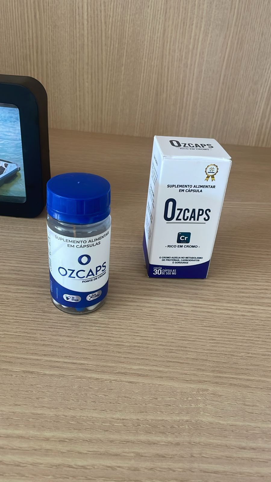 Frasco de OzCaps com 30 cápsulas ao lado da embalagem